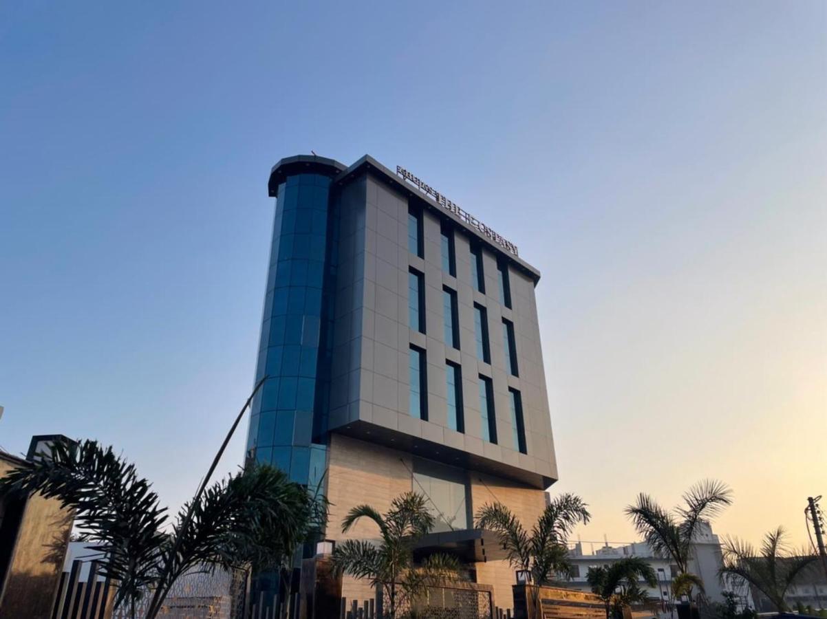 Chinhat Hotel The Ecstasy מראה חיצוני תמונה